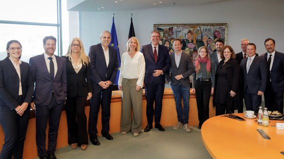 Kulturstaatsminister Weimer mit Vertreterinnen und Vertretern von ARD, ZDF, RTL, ProSiebenSat.1, Sky, Telekom und Paramount im Bundeskanzleramt. 