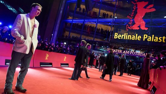 Lars Eidinger posiert auf dem Roten Teppich f&uuml;r die Kameras