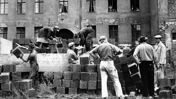 Bau der Berliner Mauer in der Bernauer Stra&szlig;e auf Ostseite 