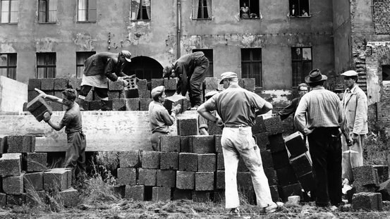 Bau der Berliner Mauer in der Bernauer Stra&szlig;e auf Ostseite 