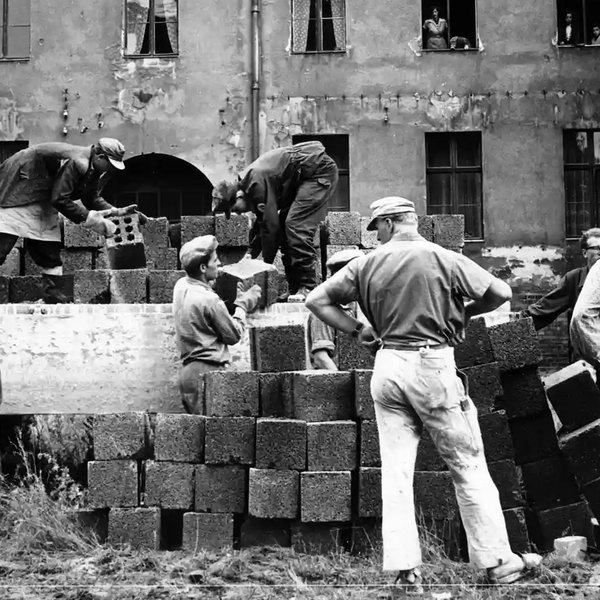Bau der Berliner Mauer in der Bernauer Stra&szlig;e auf Ostseite 