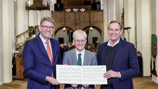Staatsminister Weimer, der Direktor des Bach-Archivs Peter Wollny und Oberb&uuml;rgermeister Burkhard Jung zeigen die Aufzeichnung eines der Orgelwerke Bachs.  