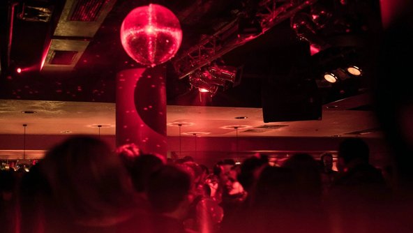 Junge Menschen tanzen in einem Club