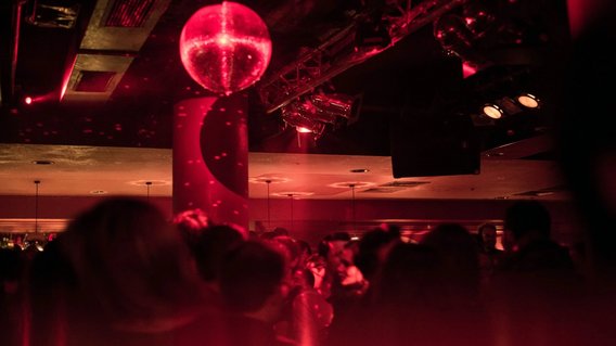 Junge Menschen tanzen in einem Club