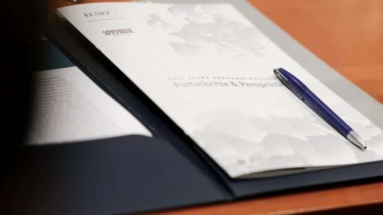 Nahaufnahme einer Publikation im Rahmen des dreijährigen Bestehens des Abraham-Abkommens.