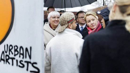 Claudia Roth und Franziska Giffey im Gespräch mit Schülern