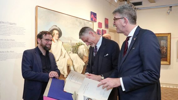 Staatsminister Weimer und Amtskollege Giuli mit Gregor Lersch vor einem Goethe-Gem&auml;lde