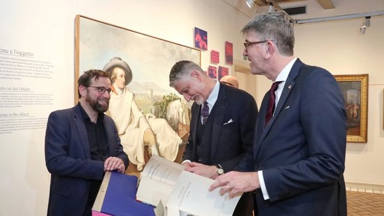 Staatsminister Weimer und Amtskollege Giuli mit Gregor Lersch vor einem Goethe-Gem&auml;lde