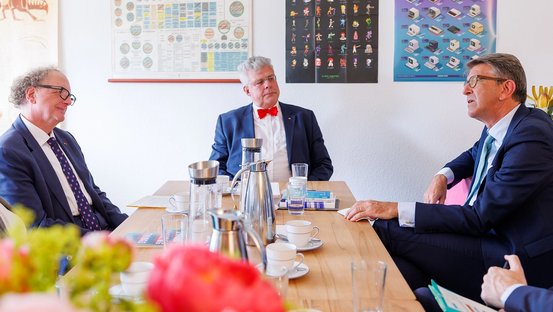 Wolfram Weimer im Gespräch mit Olaf Zimmermann und Christian Höppner in der Geschäftsstelle vom Deutschen Kulturrat.