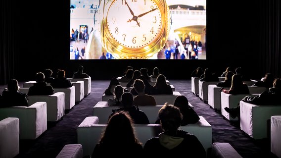 Bild zum Artikel: "„The Clock“ in der Neuen Nationalgalerie: über 100.000 Besucher in nur acht Wochen – Weimer: „Dieses Spektakel sollte man sich nicht entgehen lassen“"