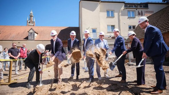 Staatsminister Weimer mit Christhoph Wulf, Vizepr&auml;sident der Deutschen UNESCO-Kommission, Staatsminister Weimer mit Christhoph Wulf, Vizepr&auml;sident der Deutschen UNESCO-Kommission, Rainer Robra, Chef der Staatskanzlei Sachsen-Anhalt und Minister f&uuml;r Kultur des Landes Sachsen-Anhalt, Sven Schulze, Ministerpr&auml;sident Sachsen-Anhalt, Harald Meller, kommissarischer Direktor und Vorstand der KsDW, Christoph Wulf, Vizepr&auml;sident der Deutschen UNESCO-Kommission und Daniela Borngr&auml;ber vom Welterbezentrum Gartenreich Dessau-W&ouml;rlitz gGmbH beim Spatenstich 