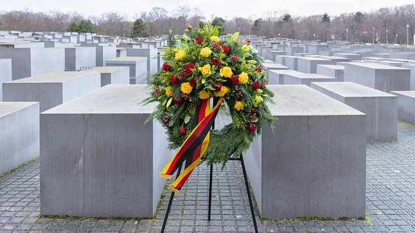 Gedenkkranz der BKM zum Holocaust-Gedenktag am Holocaust-Mahnmal in Berlin.