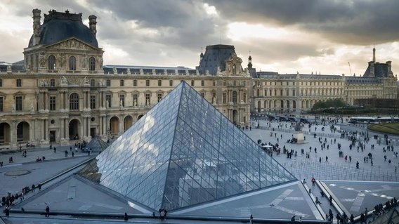 Blick auf die Glaspyramide und den Innenhof des Louvre.