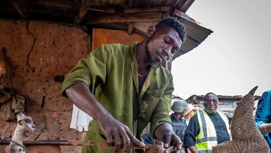 Handwerker fertigt Skulptur in Igun Street