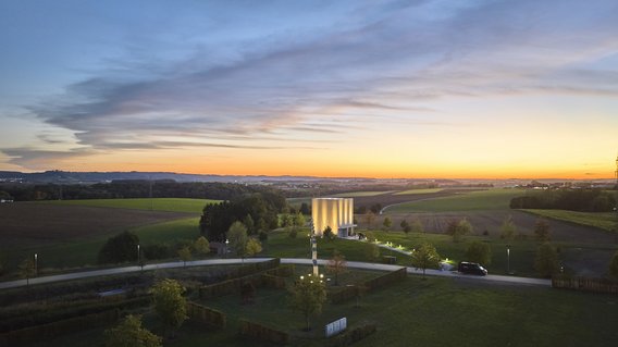 Bild zum Artikel: "Staatsminister Weimer eröffnet Anselm-Kiefer-Pavillon in Künzelsau – Kiefer, Chipperfield und das Engagement der Familie Würth für die Kunstwelt gewürdigt"