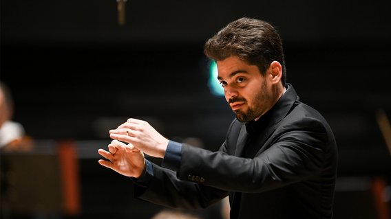 Bild zum Artikel: "Kulturstaatsminister Weimer zum Konzert von Lahav Shani und den Münchner Philharmonikern am Montag in Berlin"