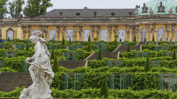 Detailreiche Marmorstatue im Barockgarten von Schloss Sanssouci in Potsdam. 