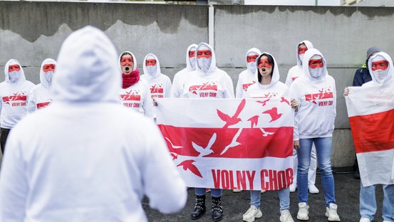 Sängerinnen und Sänger des Volny-Chors bei ihrem Auftritt