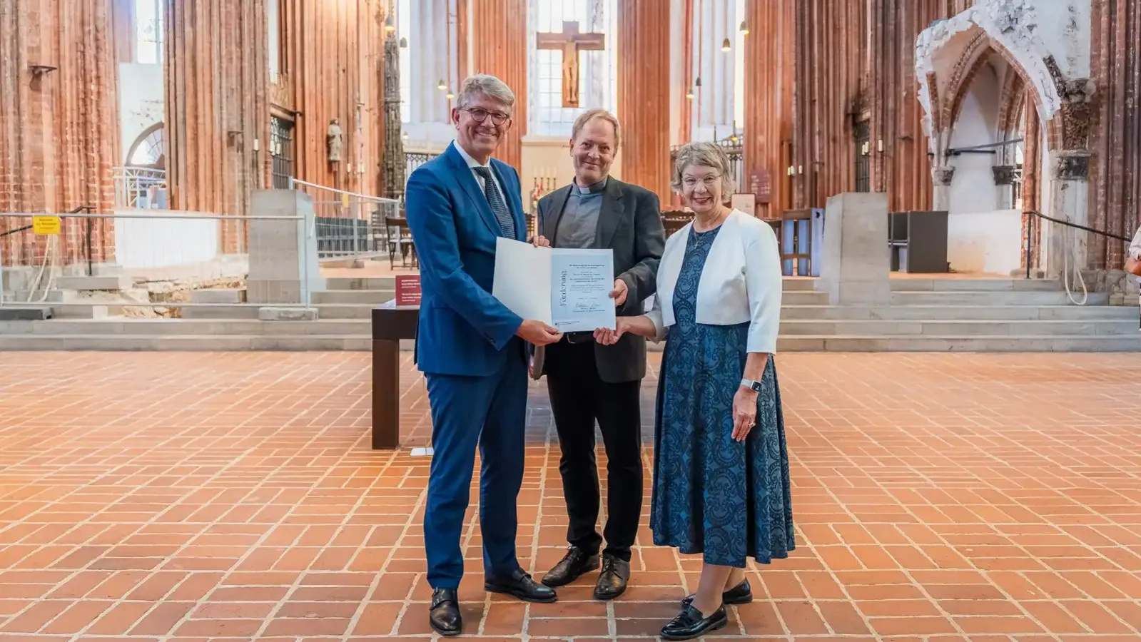 Staatsminister Weimer mit Pastor Robert Pfeiffer und der Landesbisch&ouml;fin Kristina K&uuml;hnbaum-Schmidt