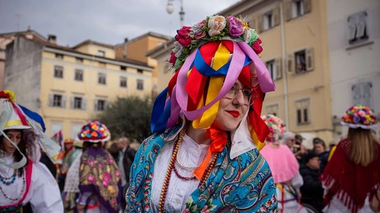 Eine Frau in traditioneller Kleidung bei den Feierlichkeiten am Eröffnungstag. 