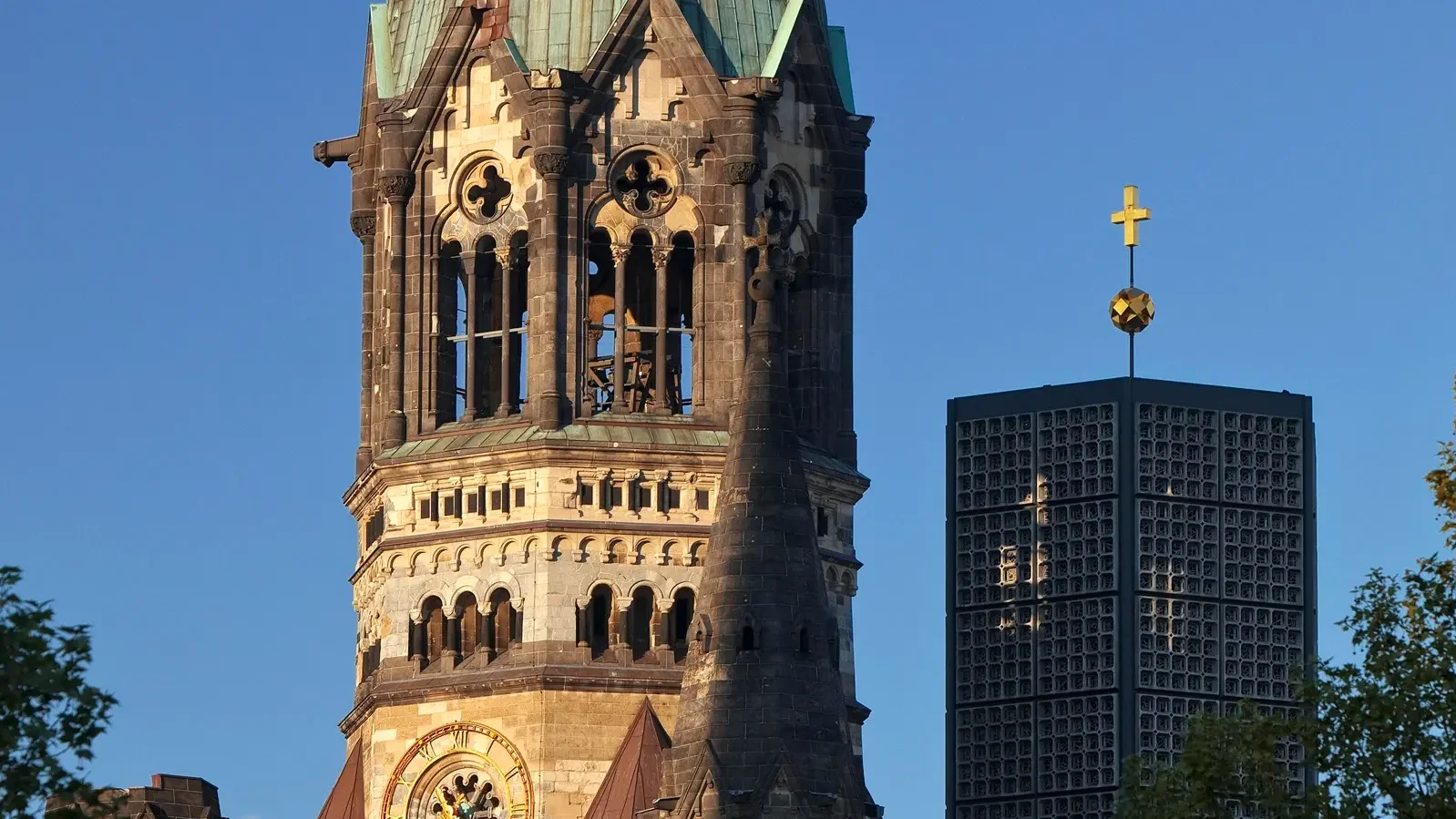 Au&szlig;enansicht der alten Turmruine und des neuen Kirchturms der Kaiser-Wilhelm-Ged&auml;chtnis-Kirche in Berlin