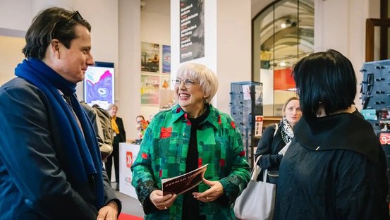 Kulturstaatsministerin Roth im Gespräch mit Branchenvertretern auf dem EFM