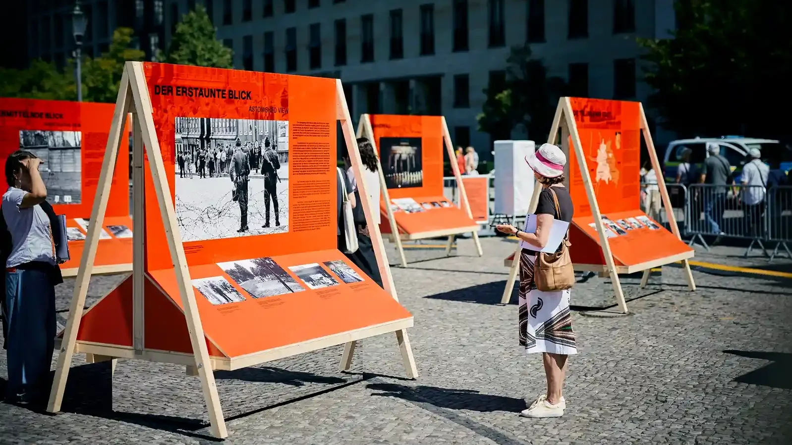 Aufsteller mit Fotografien bilden die tempor&auml;re Open-Air-Ausstellung &bdquo;Mauerblicke. Berlin 1961&ndash;1990&ldquo; 
