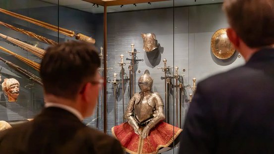 Ausstellungsansicht &bdquo;Masken und Kronen&ldquo; im Gro&szlig;en Ballsaal
