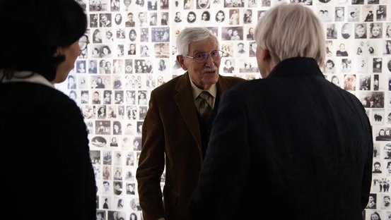 Der Augenzeuge Herbert Traube mit den beiden Ministerinnen