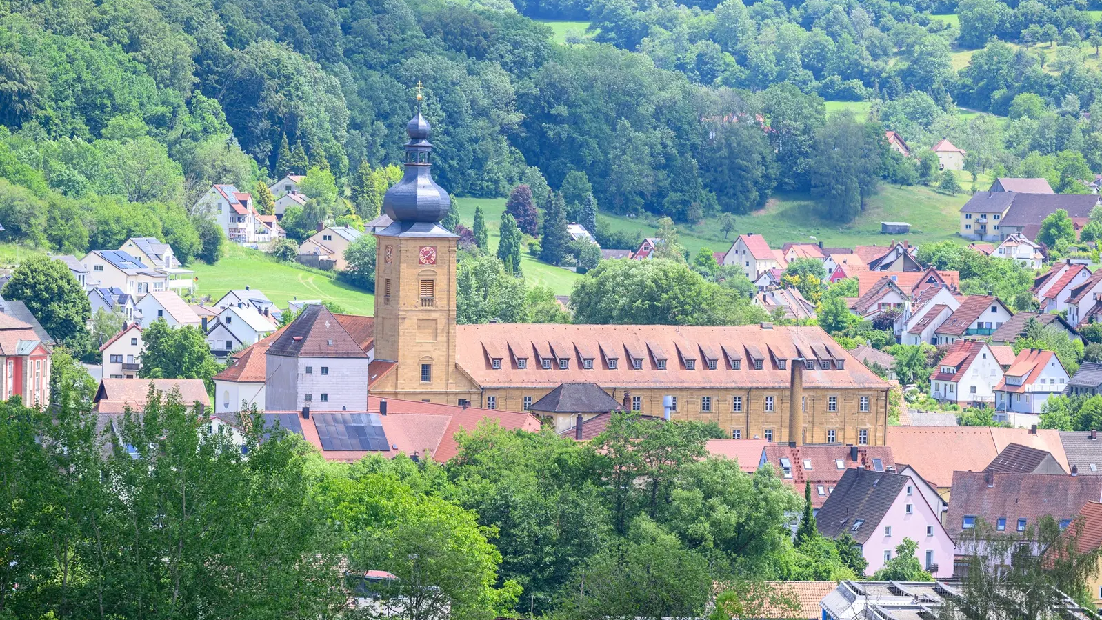 Kloster Wei&szlig;enohe von Weitem betrachtet, umgeben von Natur