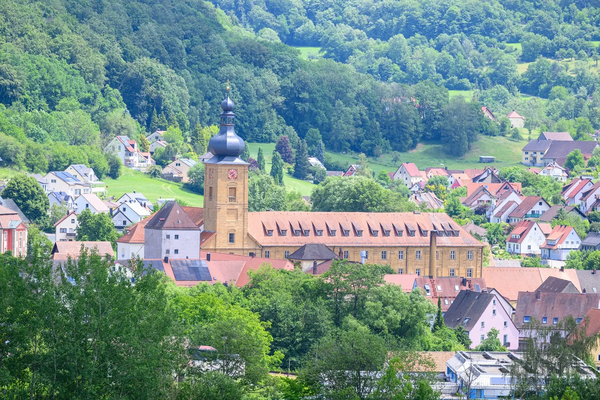 Kloster Wei&szlig;enohe von Weitem betrachtet, umgeben von Natur