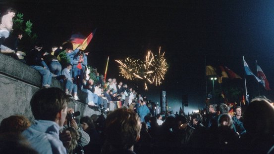 Menschen feiern den Fall der Mauer am 9.11.89