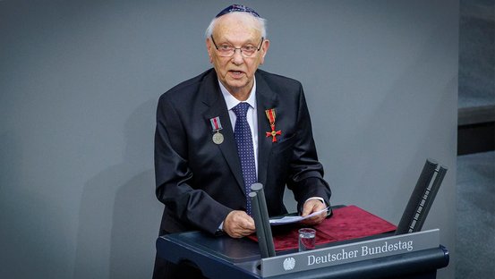 Der Holocaust-Überlende Roman Schwarzman während seiner Gedenkrede im Deutschen Bundestag.