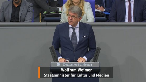 Kulturstaatsminister hält eine Rede am Rednerpult des Deutschen Bundestags.