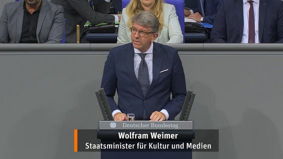 Kulturstaatsminister hält eine Rede am Rednerpult des Deutschen Bundestags.