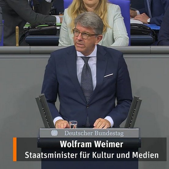 Kulturstaatsminister hält eine Rede am Rednerpult des Deutschen Bundestags.