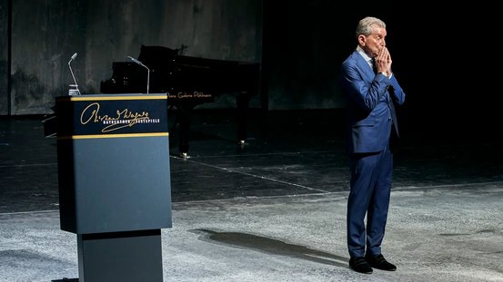 Michel Friedman steht auf der B&uuml;hne beim Gedenk- und Benefiz-Konzert &bdquo;Verstummte Stimmen&ldquo; 