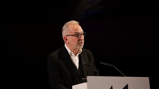Der belarussische Schriftsteller Alhierd Bacharevič bei seiner Ansprache auf der Eröffnungsfeier. 