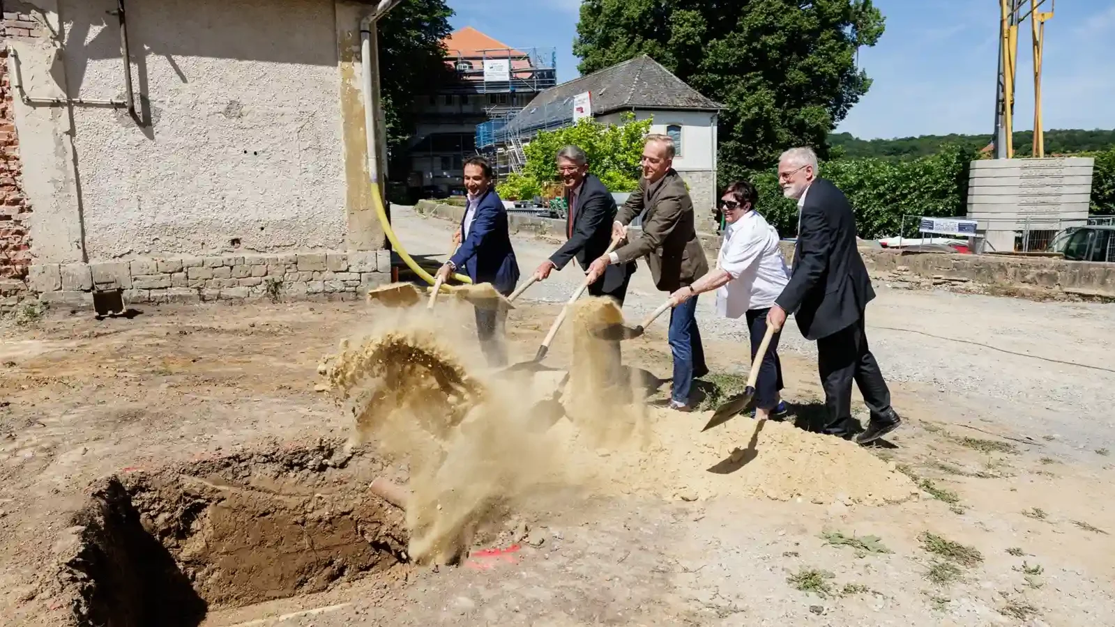Staatsminister Weimer, Kulturminister Robra, Arne Cornelius Wasmuth von der Marzona Stiftung Neue Saalecker Werkst&auml;tten werfen mit Spaten Erde auf die in ein Erdloch gelassene Zeitkapsel. 