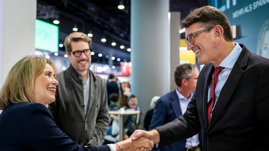 Staatsminister Weimer begr&uuml;&szlig;t Bestsellerautorin Charlotte Link