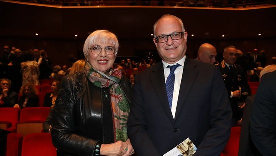 Kulturstaatsministerin Claudia Roth mit Roberto Gualtieri, dem Bürgermeister von Rom, beim Gedenkkonzert