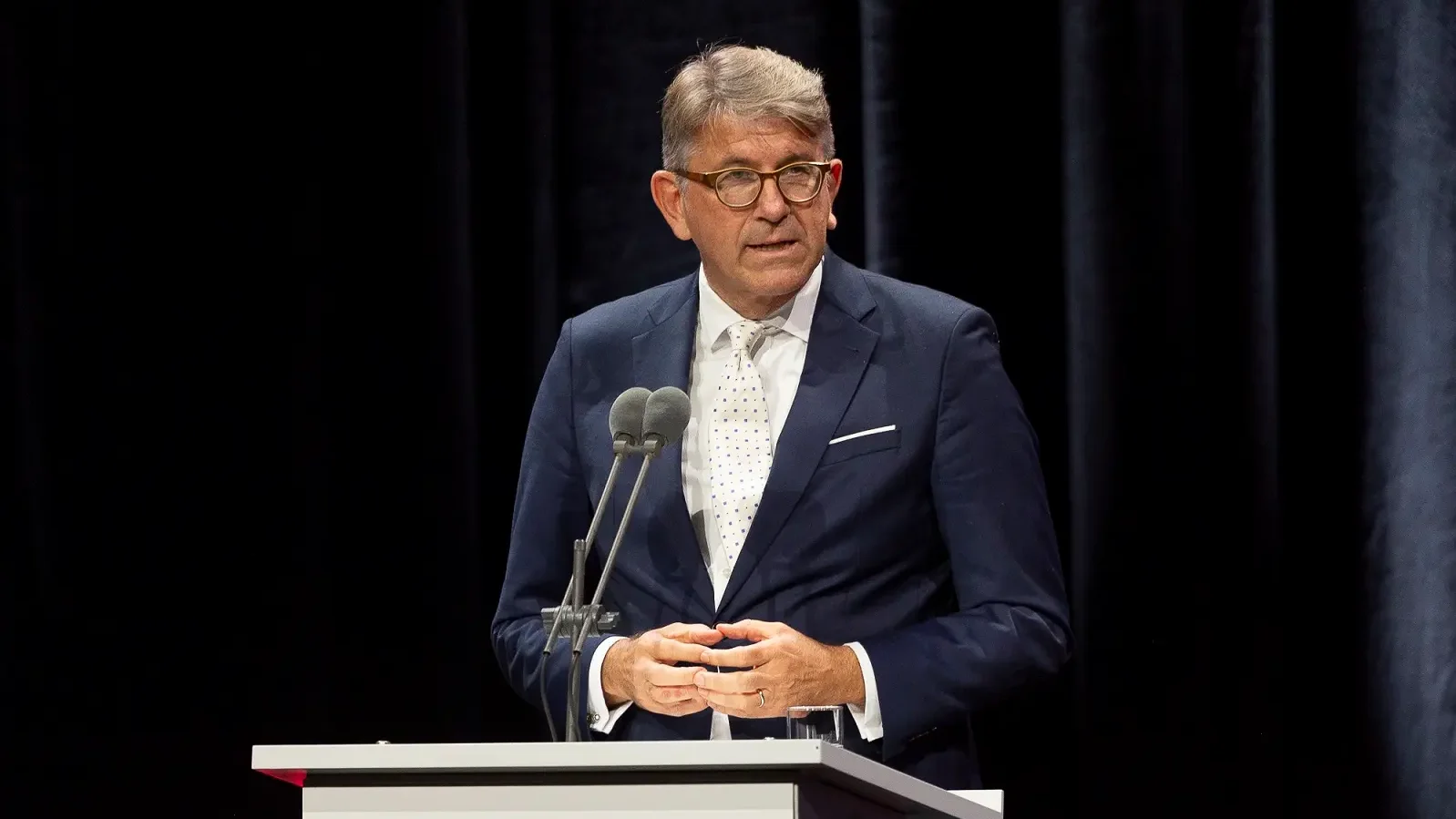 Staatsminister Weimer am Redepult bei der Er&ouml;ffnung der Frankfurter Buchmesse