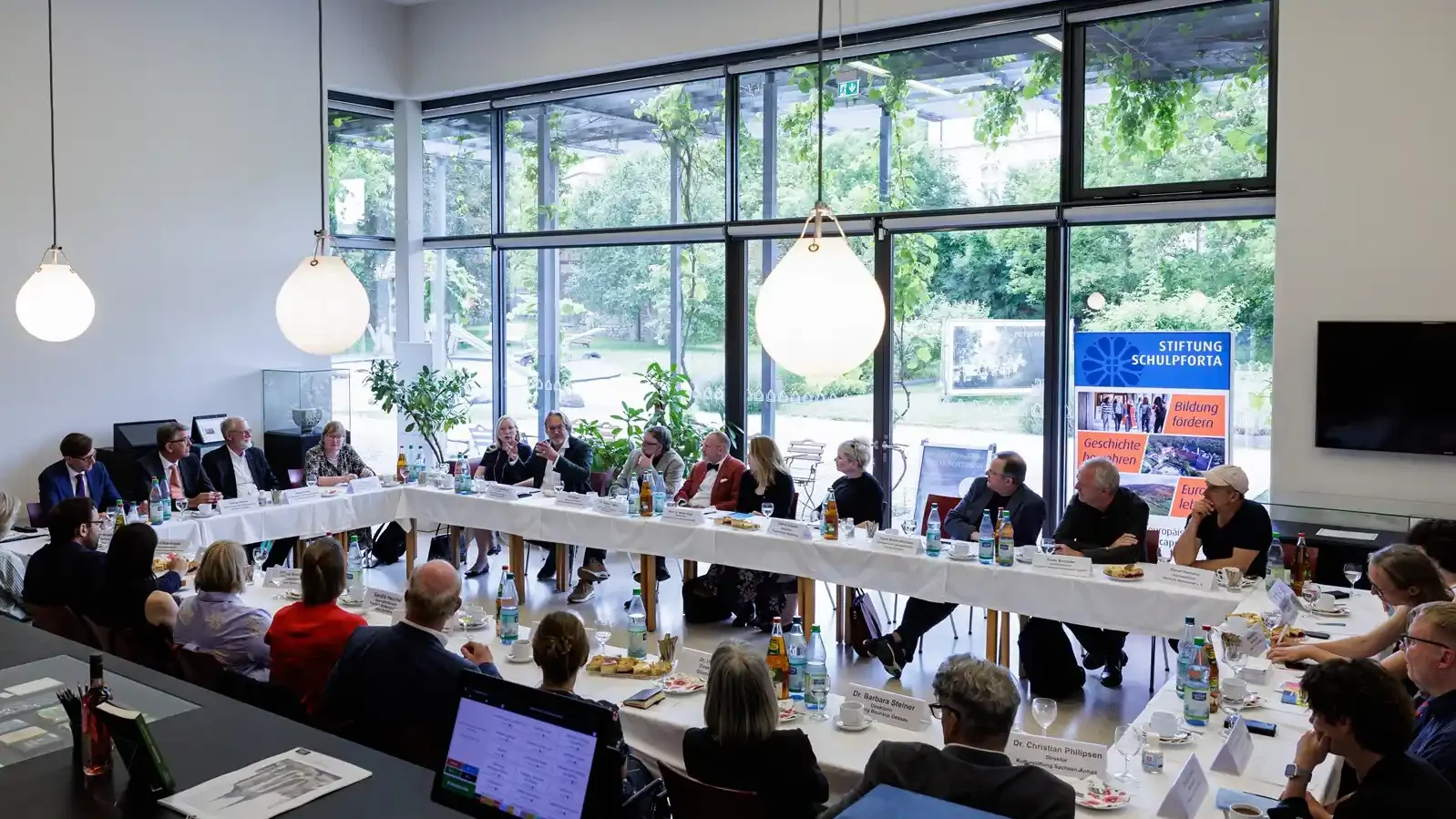 Kulturschaffende aus rund 30 Kulturinstutionen tauschen sich in einem Raum der Landesschule Pforta an gro&szlig;em Tisch aus. 