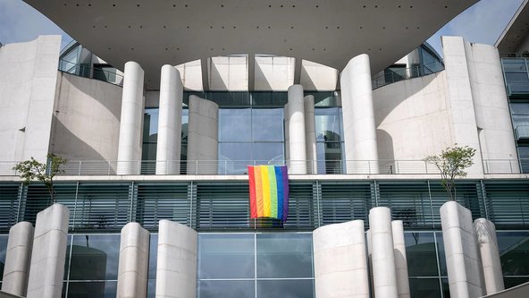 Als Zeichen der Solidarität wurde zum Christopher Street Day in Berlin die Regenbogenflagge am Bundeskanzleramt angebracht.