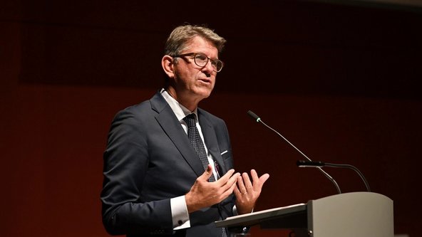 Kulturstaatsminister Wolfram Weimer spricht am Rednerpult im Deutschen Hygiiene-Museum Dresden.