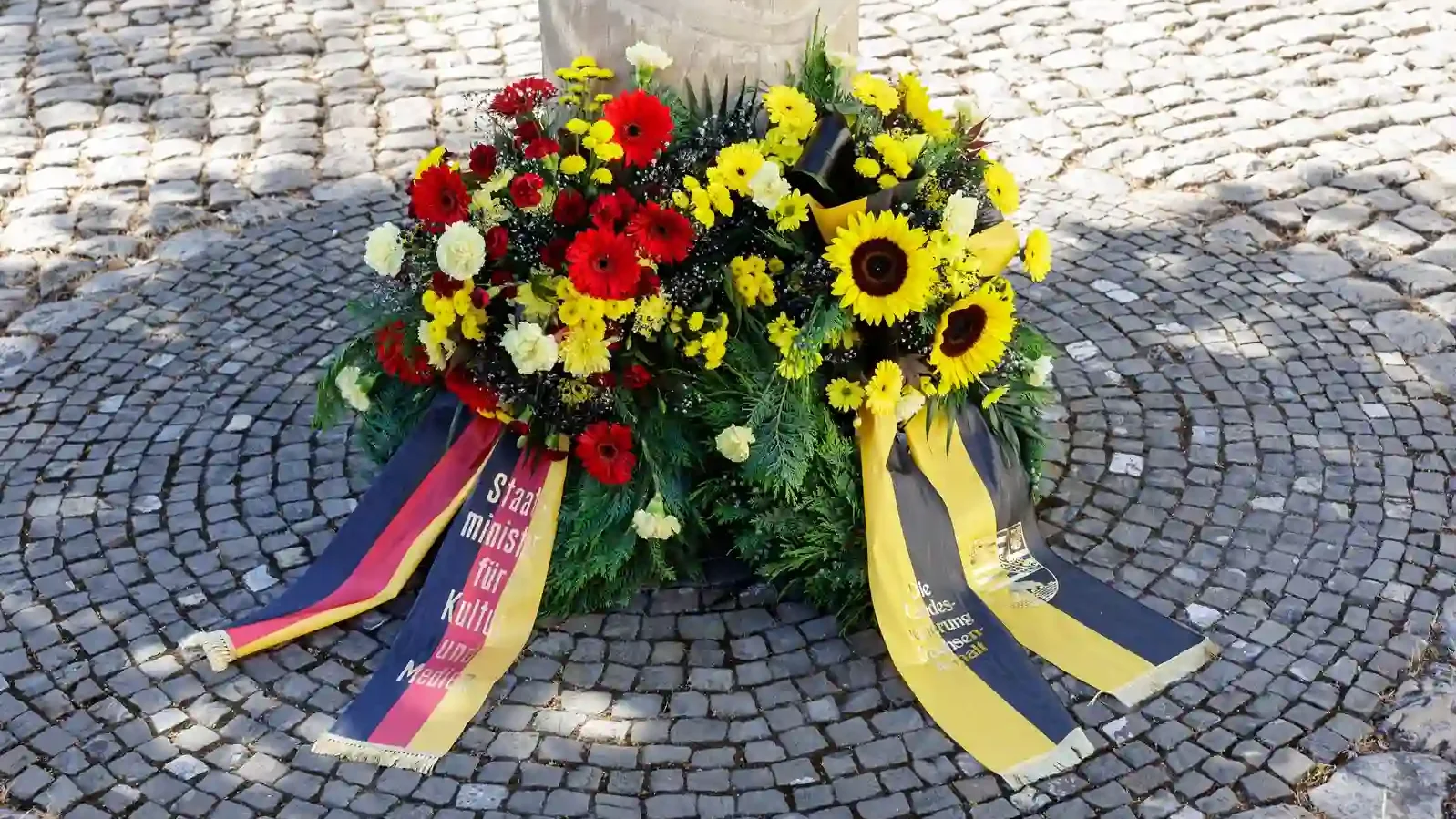 Kr&auml;nze am Mahnmal f&uuml;r Pfarrer Oskar Br&uuml;sewitz in Zeitz.