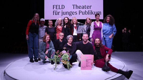 Mitglieder des FELD Theaters für junges Publikum nehmen den Preis in der Kategorie Freie Produktionshäuser entgegen.