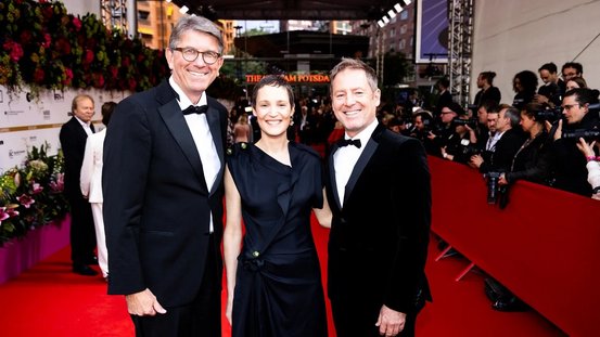 Kulturstaatsminister Weimer mit Vicky Krieps und Florian Gallenberger auf dem Roten Teppich.