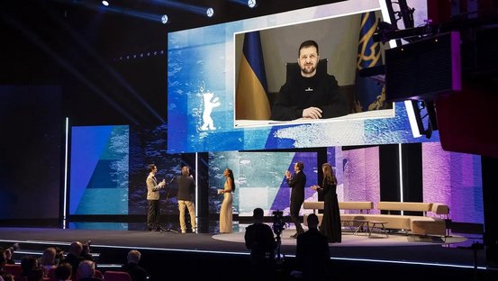 Zur Eröffnungsgala war auch der ukrainische Präsident Wolodymyr Selenskij per Live-Schalte aus Kiew zugeschaltet.