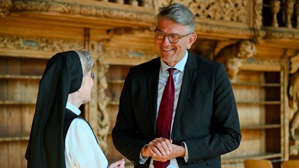 Staatsminister Weimer im Gespr&auml;ch mit der &Auml;btissin des Klosters Waldsassen